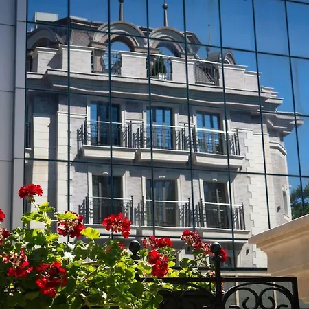 Hotel Garden - Certificate Of Excellence 10 Five-stars For 2024 Awarded By Htif 5*